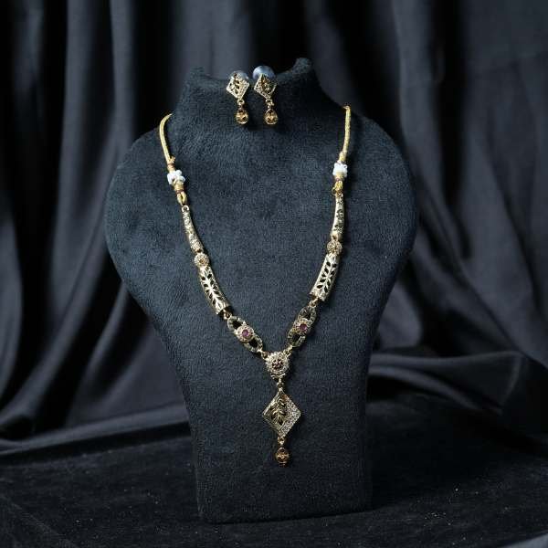 Royal Filigree Diamonddrop Gold Necklace Set